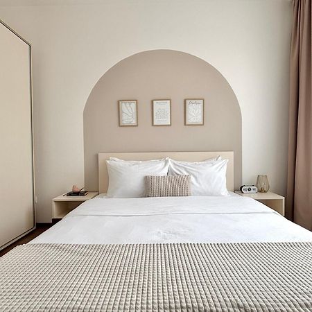 Wanderlust Home Cream, Rasnov Apt For 4, Wifi And Free Parking Exterior photo