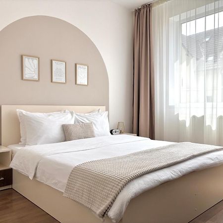 Wanderlust Home Cream, Rasnov Apt For 4, Wifi And Free Parking Exterior photo