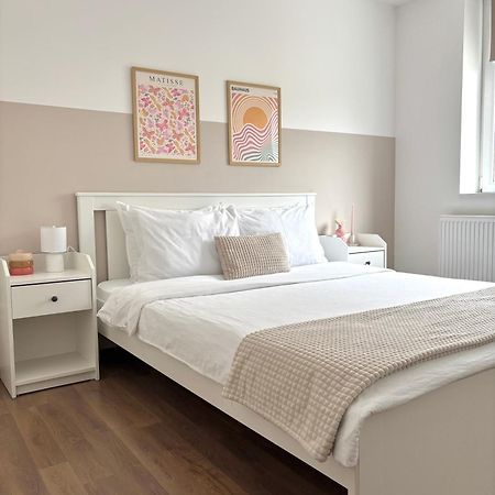 Wanderlust Home Cream, Rasnov Apt For 4, Wifi And Free Parking Exterior photo