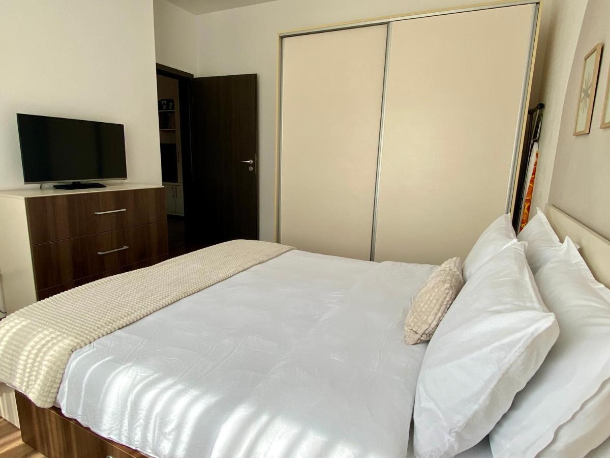 Wanderlust Home Cream, Rasnov Apt For 4, Wifi And Free Parking Exterior photo