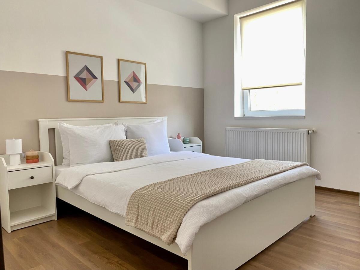 Wanderlust Home Cream, Rasnov Apt For 4, Wifi And Free Parking Exterior photo