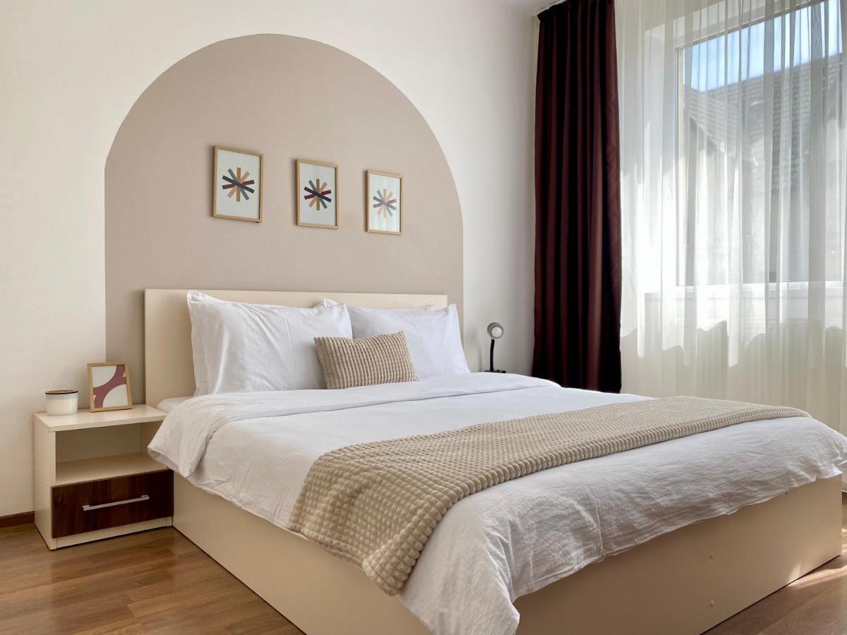 Wanderlust Home Cream, Rasnov Apt For 4, Wifi And Free Parking Exterior photo