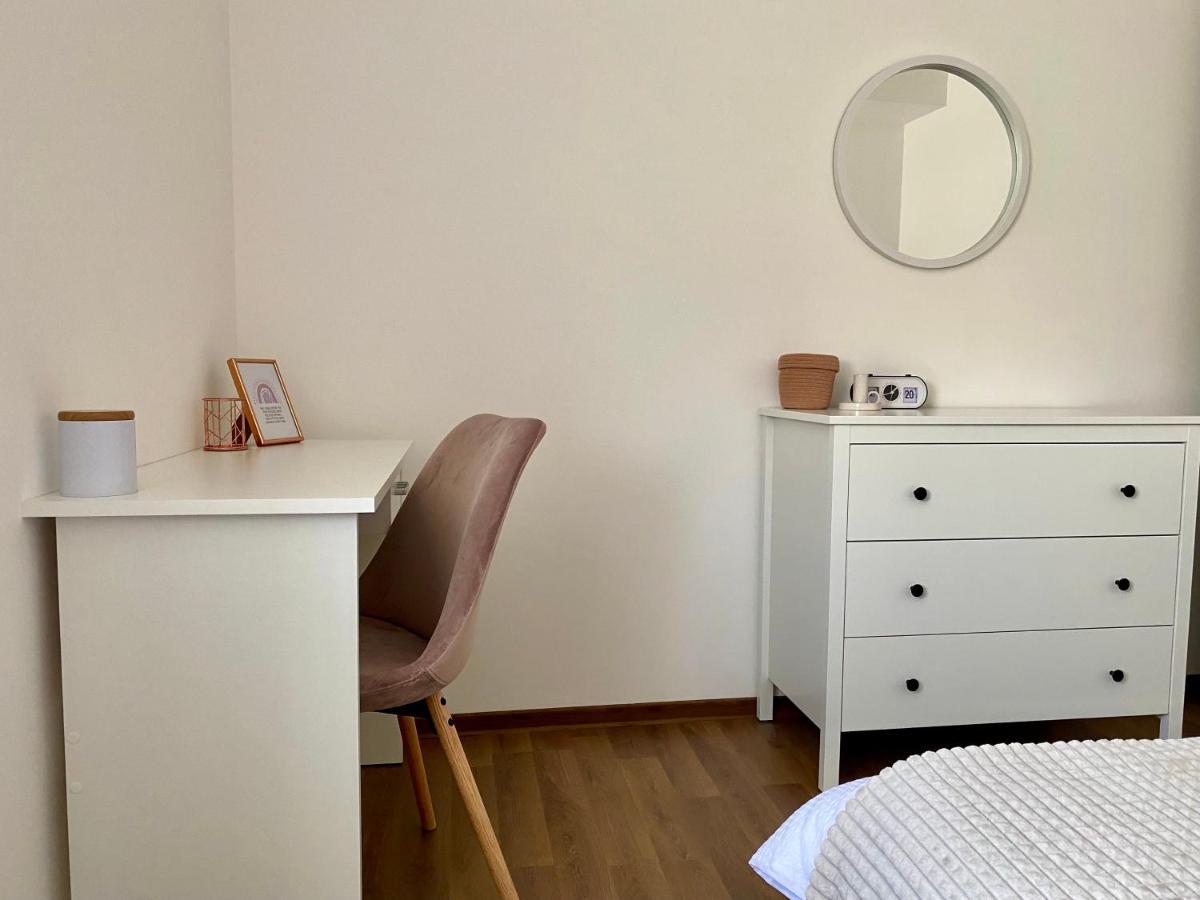 Wanderlust Home Cream, Rasnov Apt For 4, Wifi And Free Parking Exterior photo
