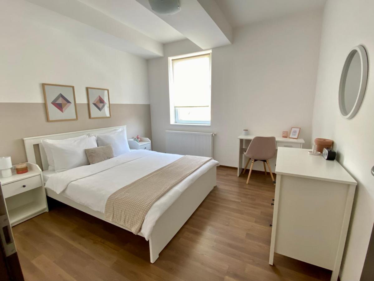 Wanderlust Home Cream, Rasnov Apt For 4, Wifi And Free Parking Exterior photo