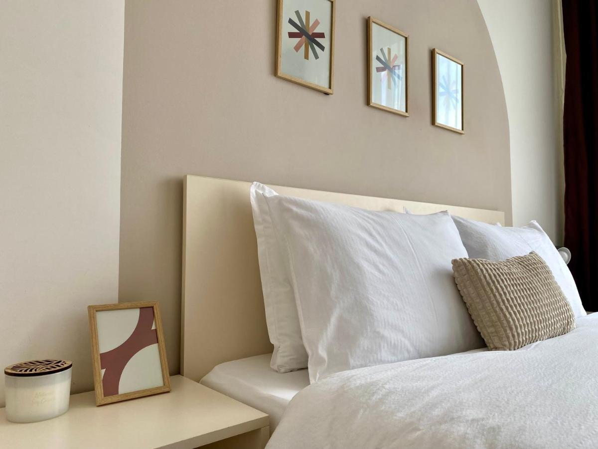 Wanderlust Home Cream, Rasnov Apt For 4, Wifi And Free Parking Exterior photo