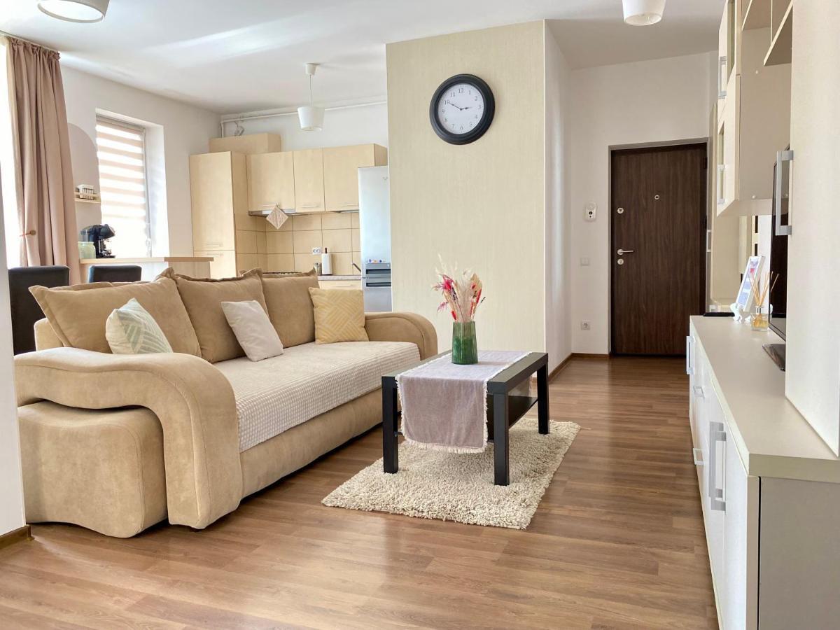 Wanderlust Home Cream, Rasnov Apt For 4, Wifi And Free Parking Exterior photo
