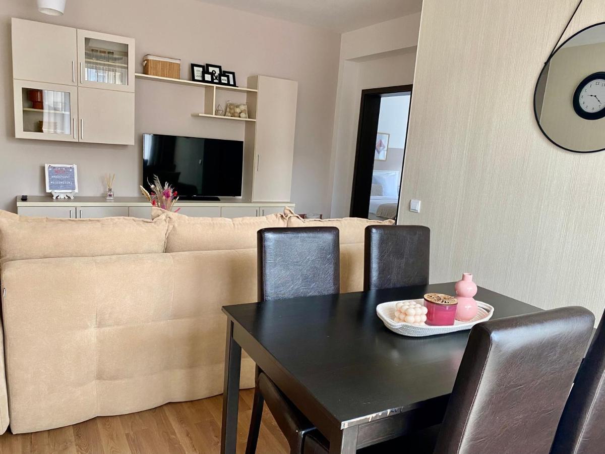 Wanderlust Home Cream, Rasnov Apt For 4, Wifi And Free Parking Exterior photo