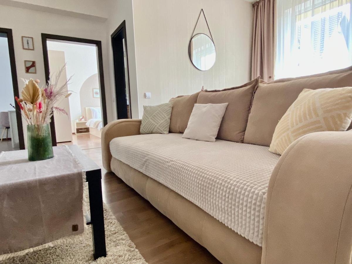Wanderlust Home Cream, Rasnov Apt For 4, Wifi And Free Parking Exterior photo