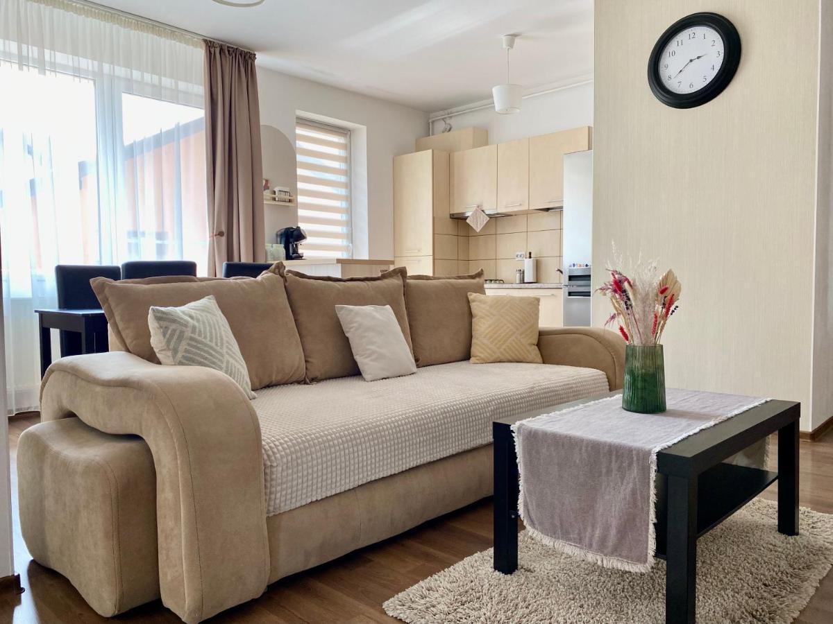 Wanderlust Home Cream, Rasnov Apt For 4, Wifi And Free Parking Exterior photo