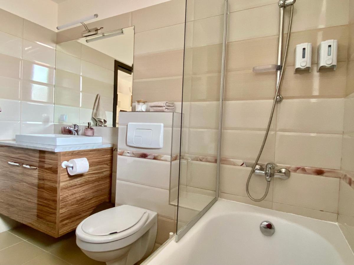 Wanderlust Home Cream, Rasnov Apt For 4, Wifi And Free Parking Exterior photo