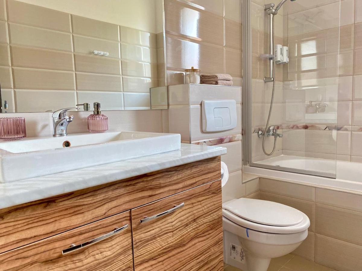 Wanderlust Home Cream, Rasnov Apt For 4, Wifi And Free Parking Exterior photo