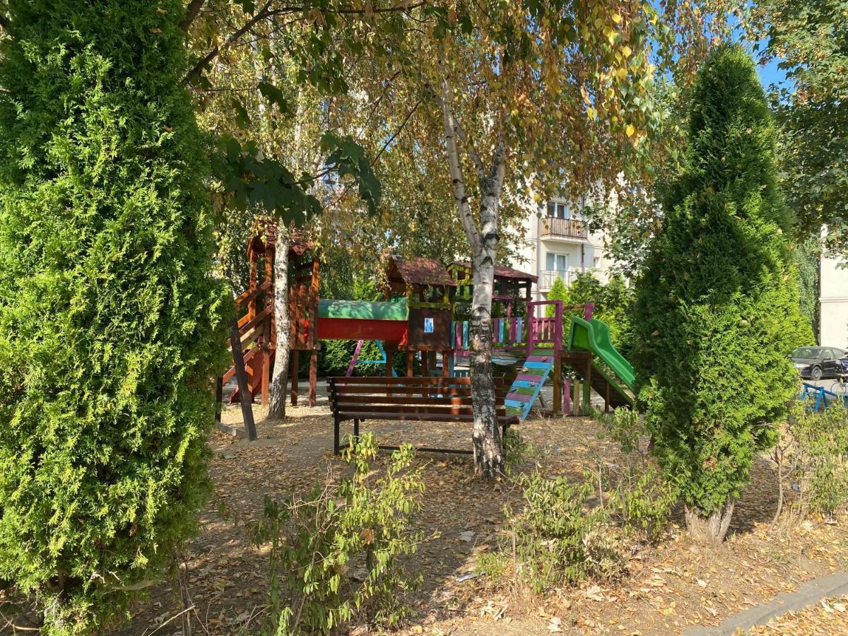 Wanderlust Home Cream, Rasnov Apt For 4, Wifi And Free Parking Exterior photo