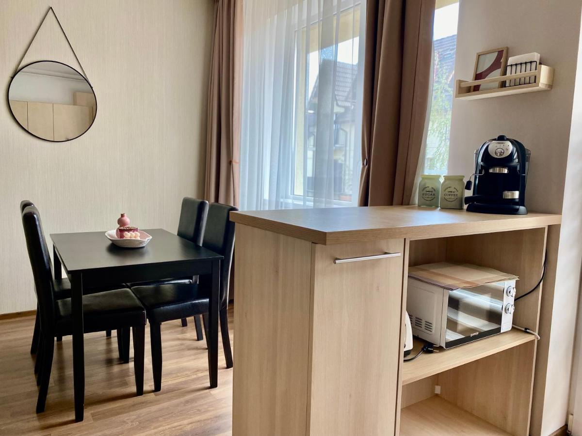 Wanderlust Home Cream, Rasnov Apt For 4, Wifi And Free Parking Exterior photo