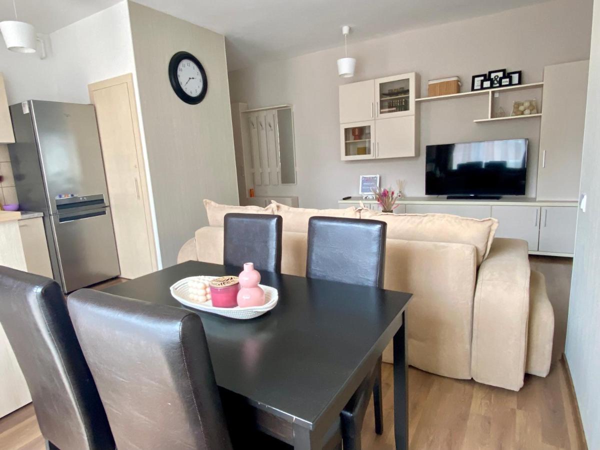 Wanderlust Home Cream, Rasnov Apt For 4, Wifi And Free Parking Exterior photo