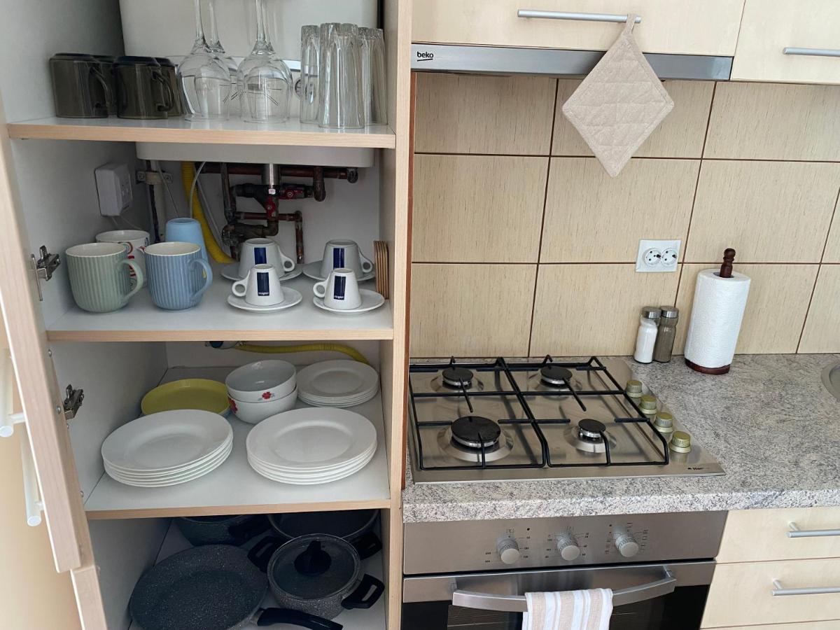 Wanderlust Home Cream, Rasnov Apt For 4, Wifi And Free Parking Exterior photo