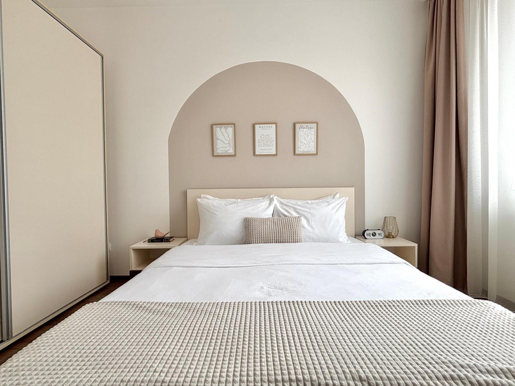 Wanderlust Home Cream, Rasnov Apt For 4, Wifi And Free Parking Exterior photo