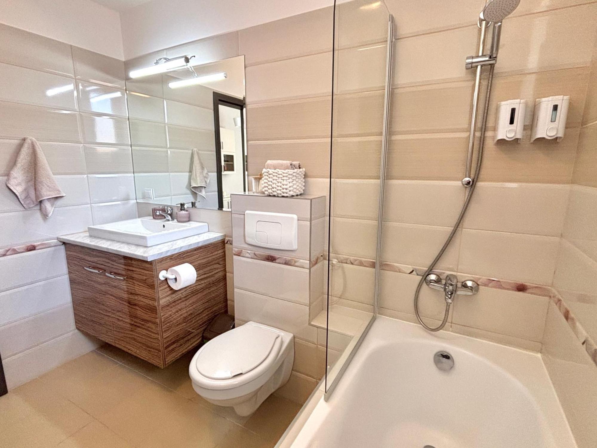 Wanderlust Home Cream, Rasnov Apt For 4, Wifi And Free Parking Exterior photo
