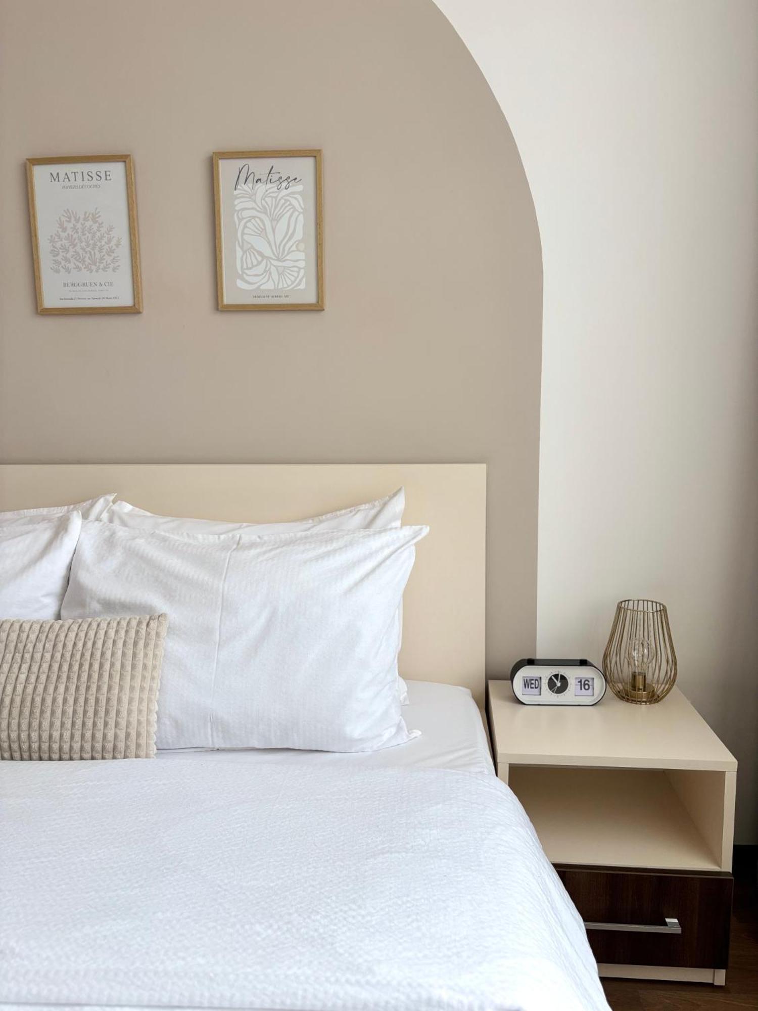 Wanderlust Home Cream, Rasnov Apt For 4, Wifi And Free Parking Exterior photo