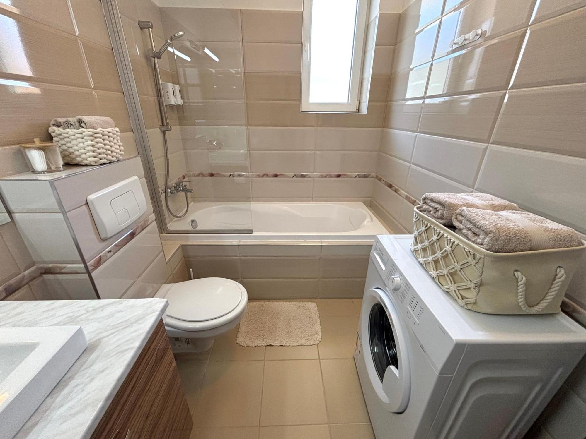 Wanderlust Home Cream, Rasnov Apt For 4, Wifi And Free Parking Exterior photo