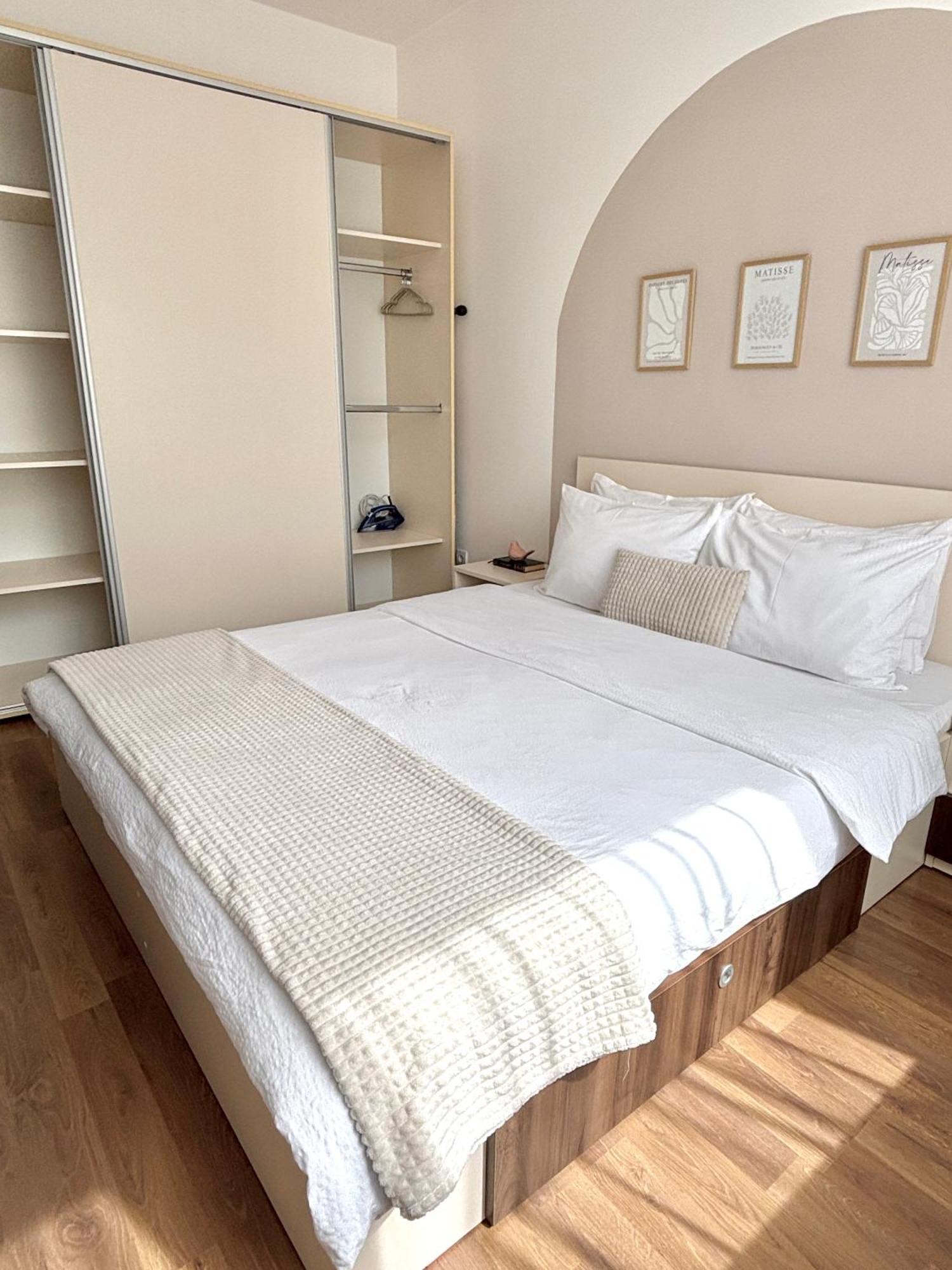 Wanderlust Home Cream, Rasnov Apt For 4, Wifi And Free Parking Exterior photo