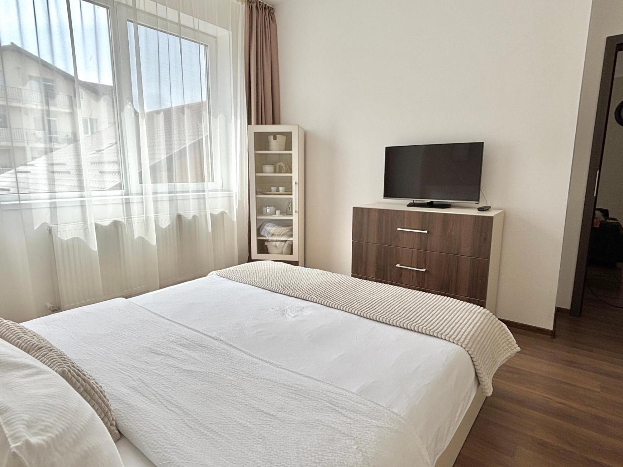 Wanderlust Home Cream, Rasnov Apt For 4, Wifi And Free Parking Exterior photo