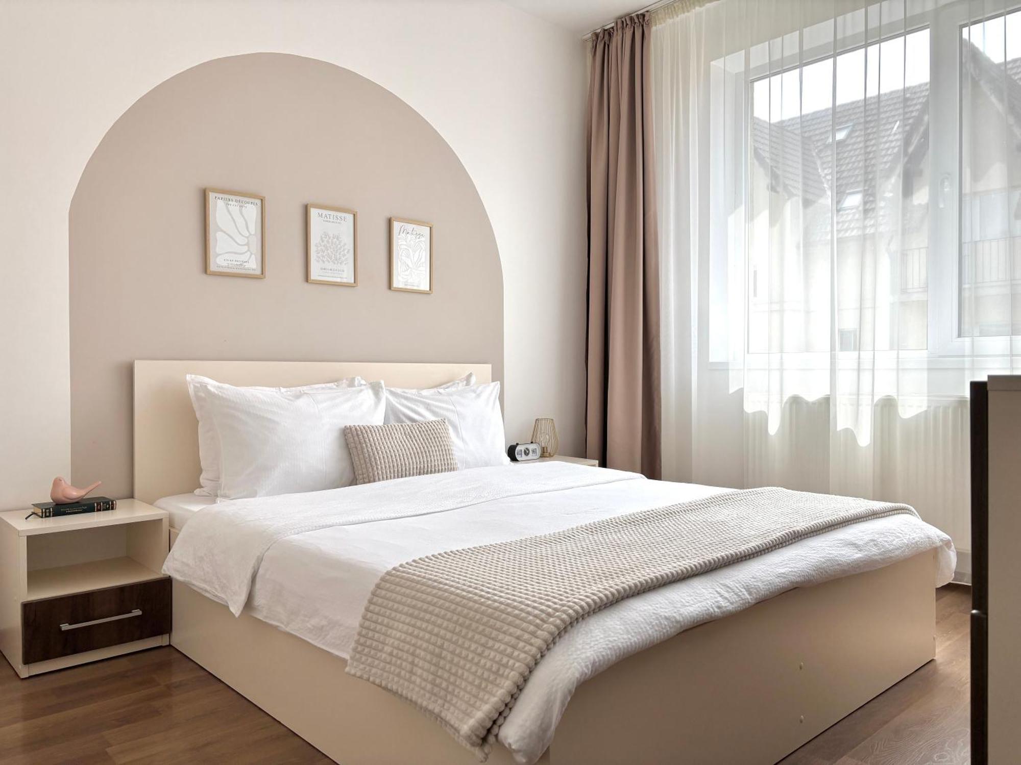 Wanderlust Home Cream, Rasnov Apt For 4, Wifi And Free Parking Exterior photo