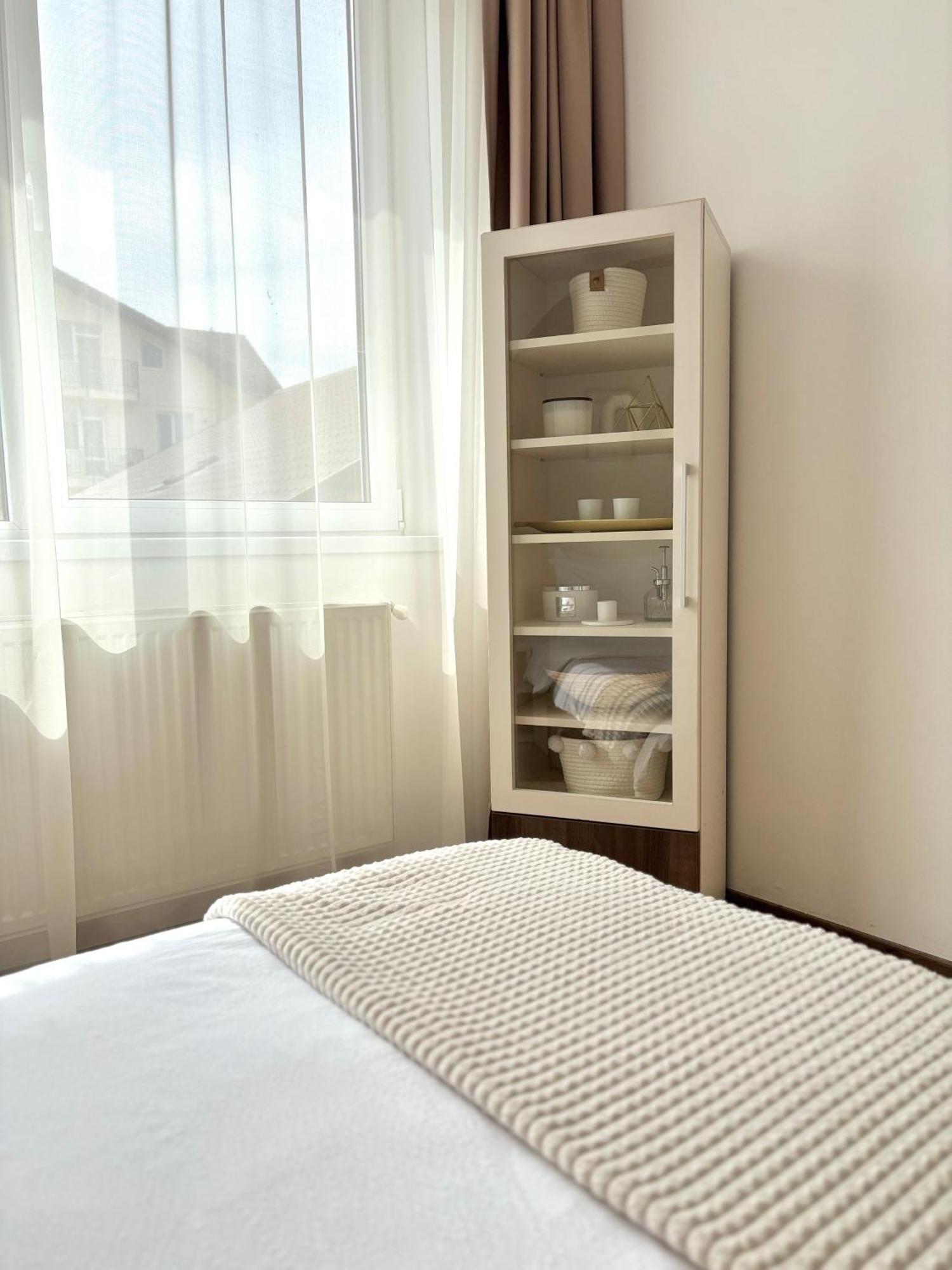 Wanderlust Home Cream, Rasnov Apt For 4, Wifi And Free Parking Exterior photo