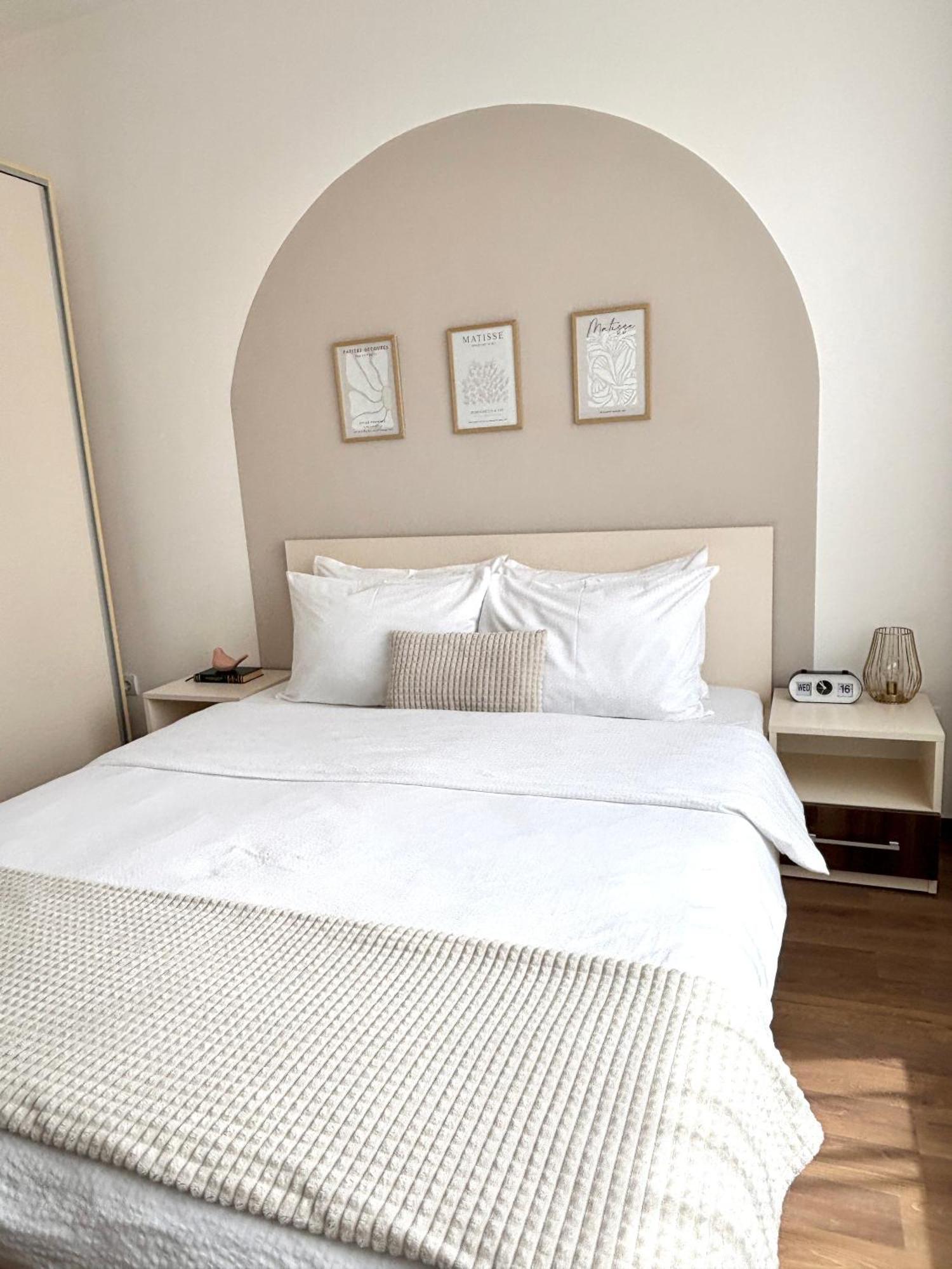 Wanderlust Home Cream, Rasnov Apt For 4, Wifi And Free Parking Exterior photo