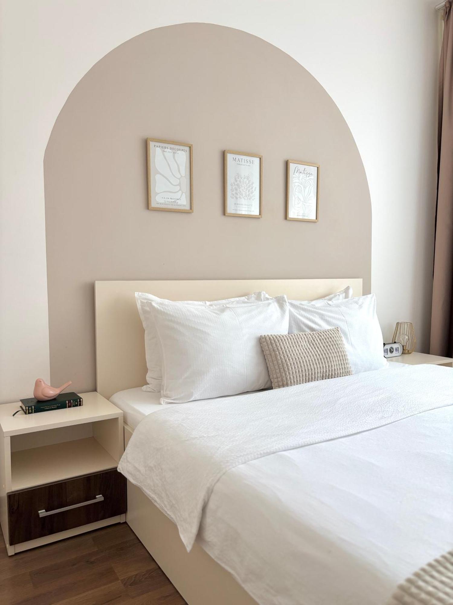 Wanderlust Home Cream, Rasnov Apt For 4, Wifi And Free Parking Exterior photo