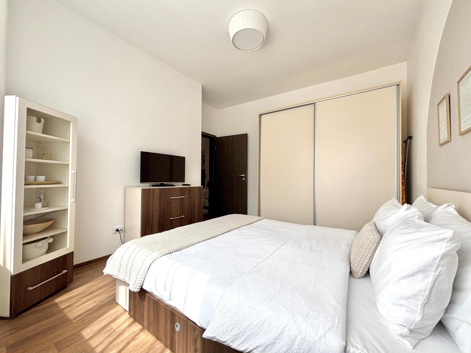 Wanderlust Home Cream, Rasnov Apt For 4, Wifi And Free Parking Exterior photo