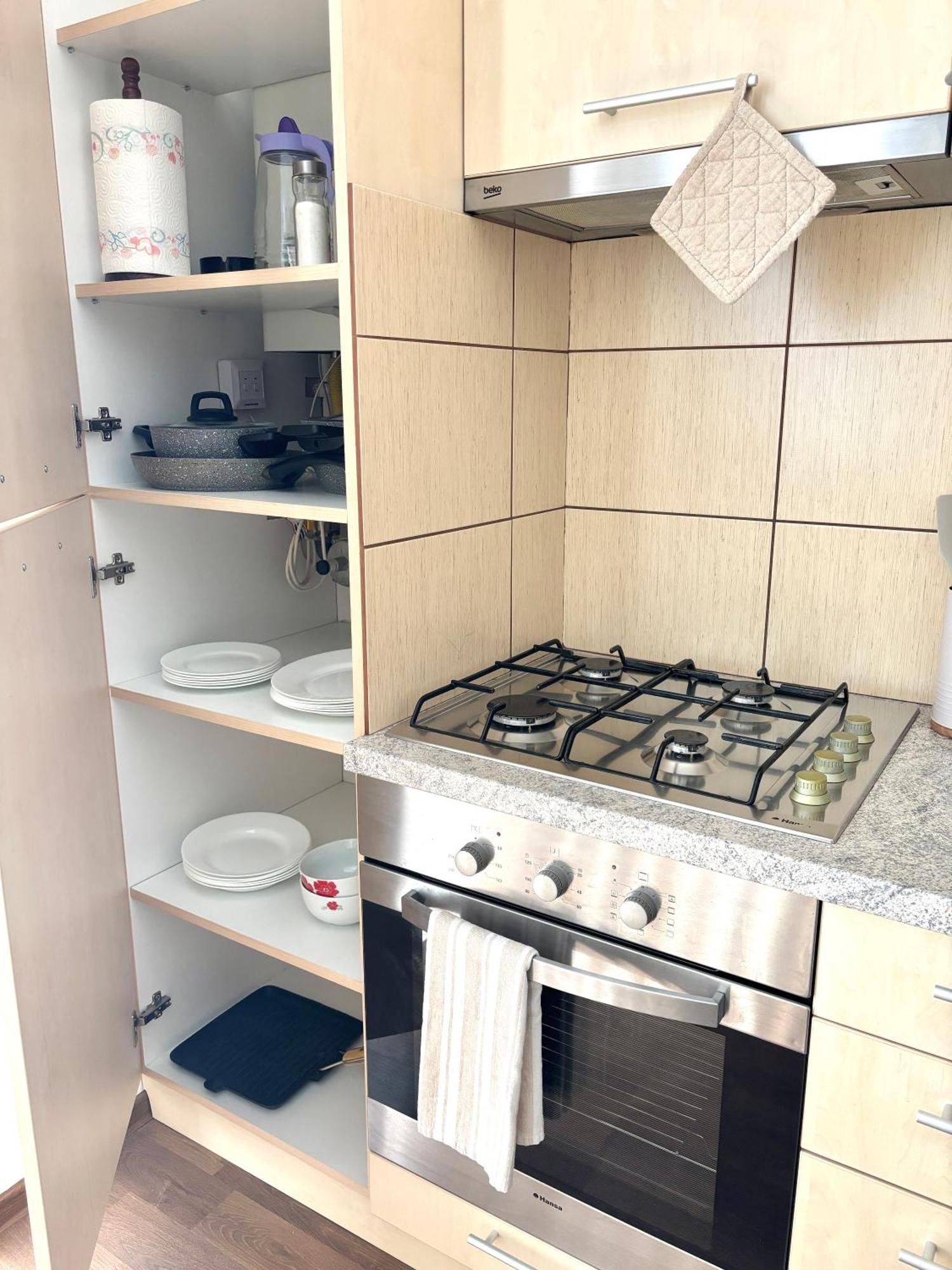 Wanderlust Home Cream, Rasnov Apt For 4, Wifi And Free Parking Exterior photo