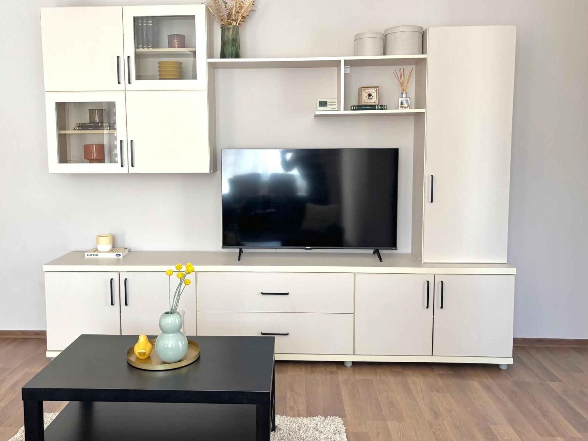 Wanderlust Home Cream, Rasnov Apt For 4, Wifi And Free Parking Exterior photo
