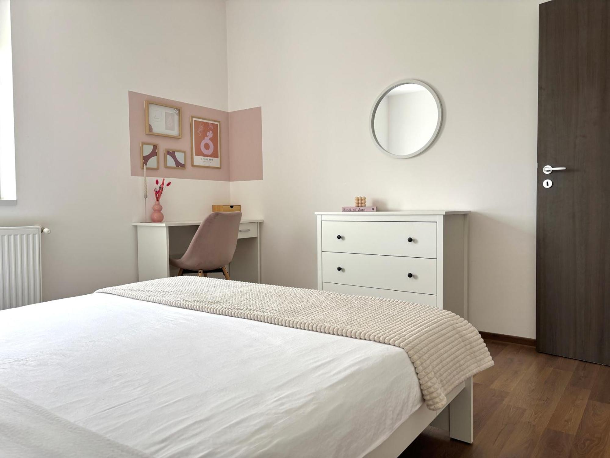 Wanderlust Home Cream, Rasnov Apt For 4, Wifi And Free Parking Exterior photo
