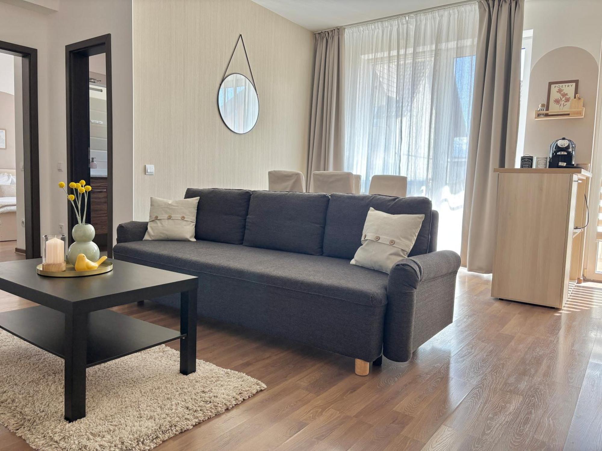 Wanderlust Home Cream, Rasnov Apt For 4, Wifi And Free Parking Exterior photo